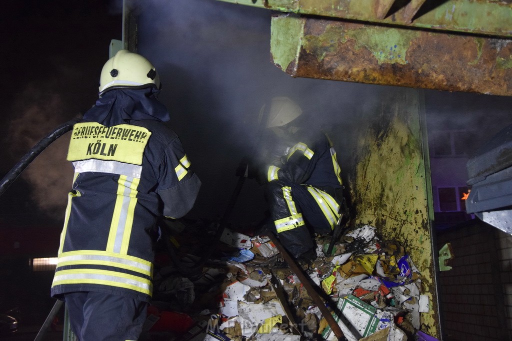 Feuer Papp Presscontainer Koeln Hoehenberg Bochumerstr P399.JPG - Miklos Laubert